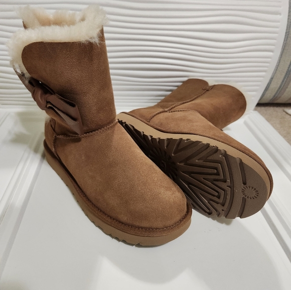 UGG leather bow on the size boots - Picture 8 of 8